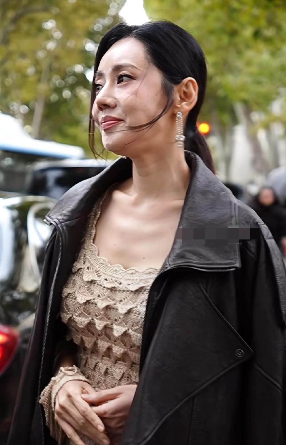 天啦，秋瓷炫怎么变这样了，感觉一下就老了怎么回事，这应该就是没美颜滤镜的真实的样