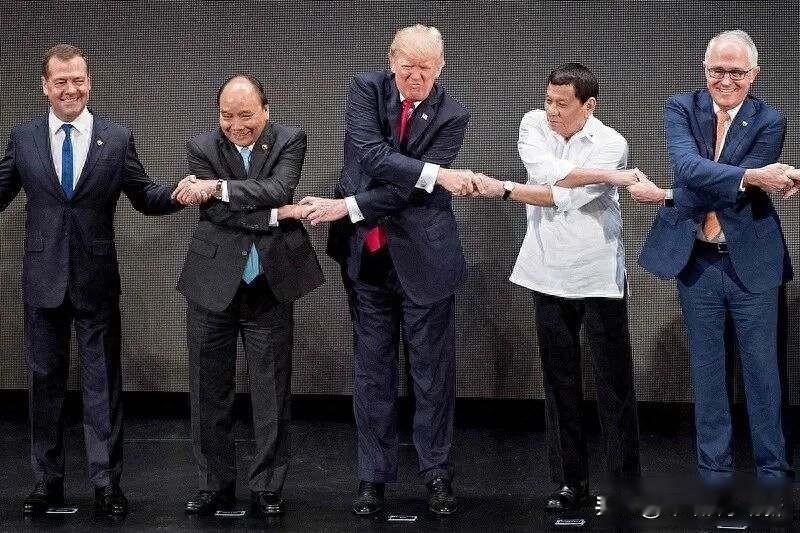 特朗普在东盟秀肌肉，国内却五个窟窿漏风，他真能撑住吗？2025年10月，马来