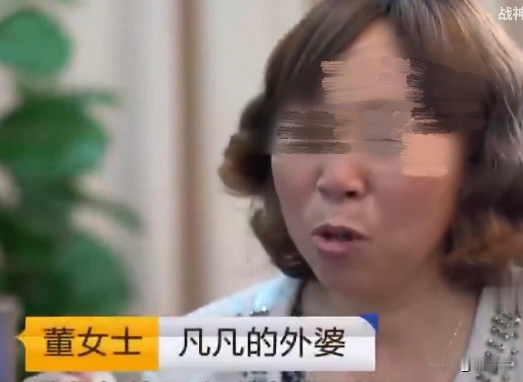 女孩把吃剩的苹果扔向阳台，苹果越过护栏直坠楼下，刚好砸中三个月大宝宝的脑袋，他瞬