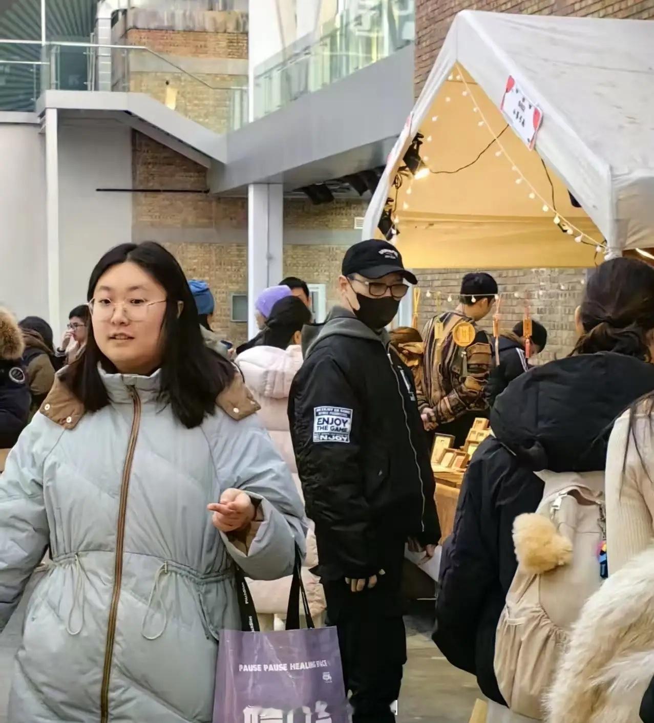 汪峰带着女儿醒醒到北京逛平价集市，这里东西都很便宜，汪峰一口气买了4件衣服，除了