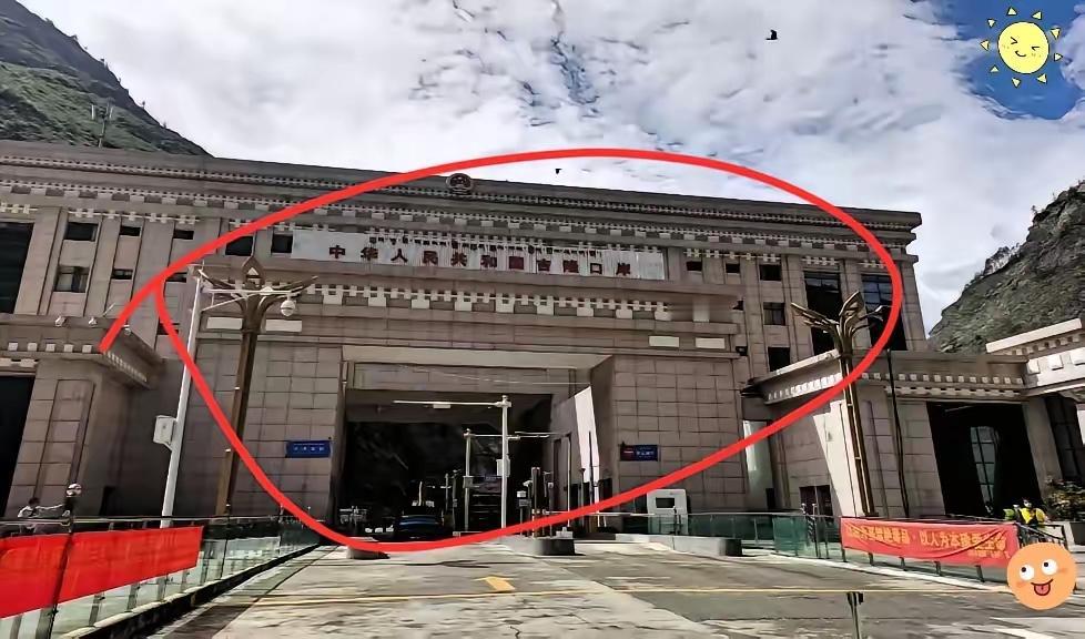 吉隆口岸大楼里，每天同时有近100位公职人员在工作，但你知道这栋楼的总编制人数和