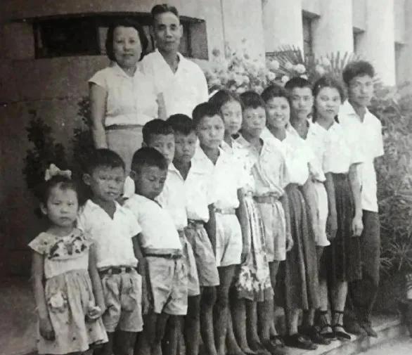 1961年，开国中将吴信泉与他的妻子和12个孩子，一起拍下了这张全家福，吴将军一
