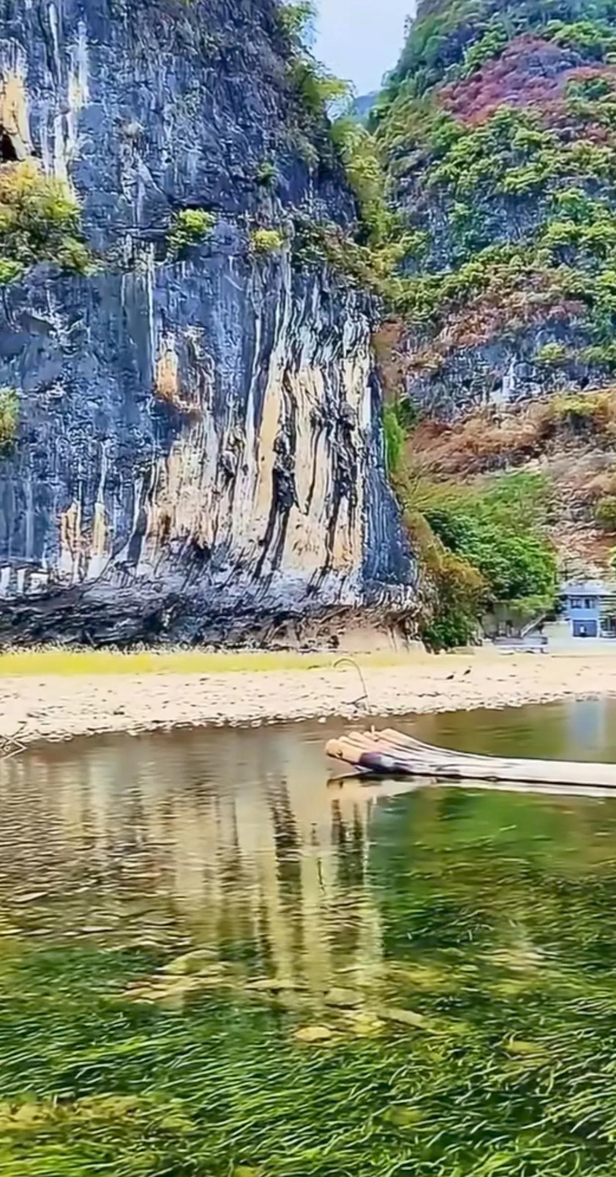 在这山水间，竹筏静泊，渔网轻放，青山如黛，碧水含情。每一寸景色皆述宁静与诗意，时