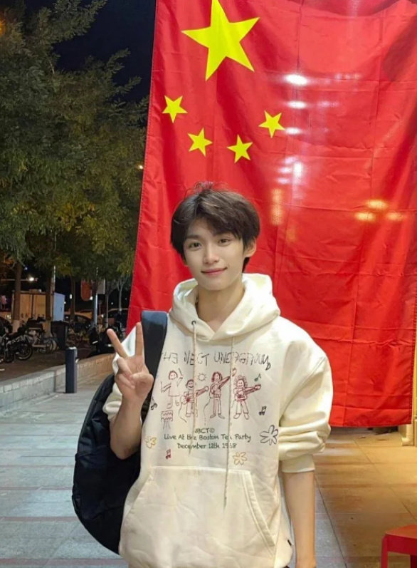 梓渝时装男士局部特写照他被时代看见他是梓渝他被时代看见他是梓渝，梓渝时装男士