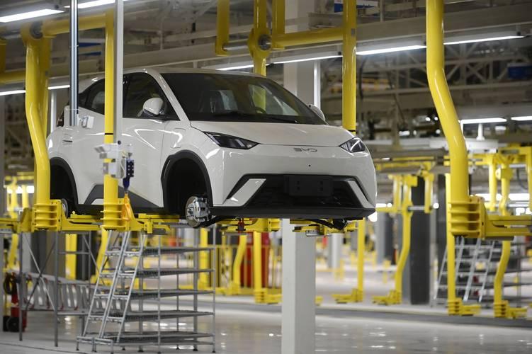 谁也没想到，一路高歌猛进的新能源汽车行业，竟被行业老大比亚迪泼了一盆冷水。作