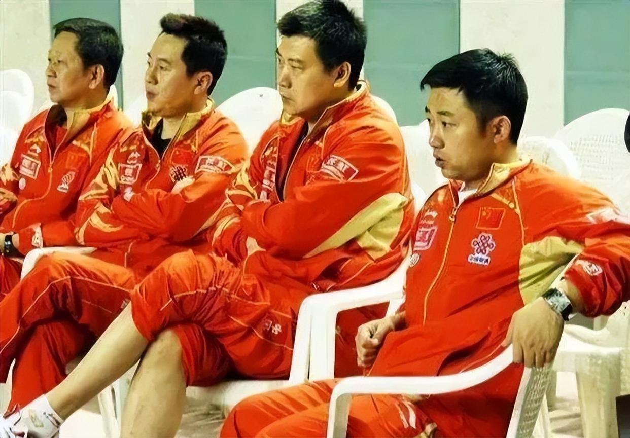 这张4人同框旧照，我只认出了高大修伟的功勋教练李隼与曲眉宽额的前国乒女队主教练施