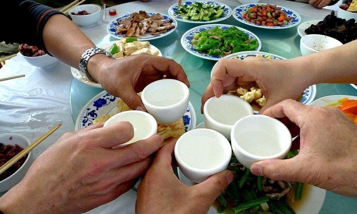 社保局败诉！江西，一男子下班后，在家宴请几个客户，席间喝了3瓶白酒，岂料，当天晚