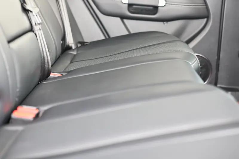 全新腾势Z9GT的后排空间完全够用。它有3125mm的轴距，一个身高182cm的