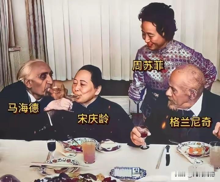 这张老照片很有意思，虽然画面中的这些人都是一些老人，但是他们在用餐时的表现，似乎