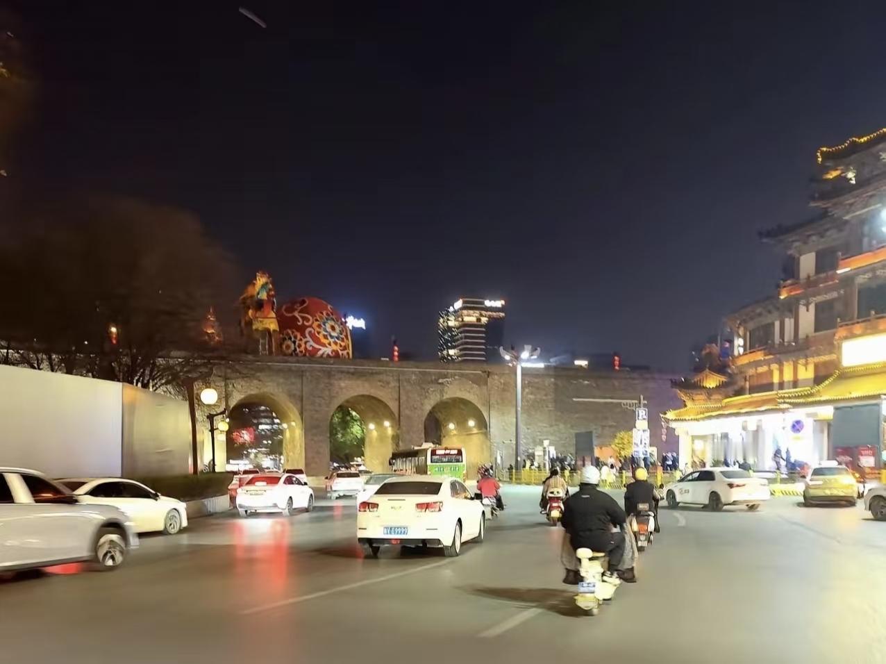 昨晚西安圣诞夜，全城严阵以待，结果人流量远低于预期，备好的管制措施都没用上，和前