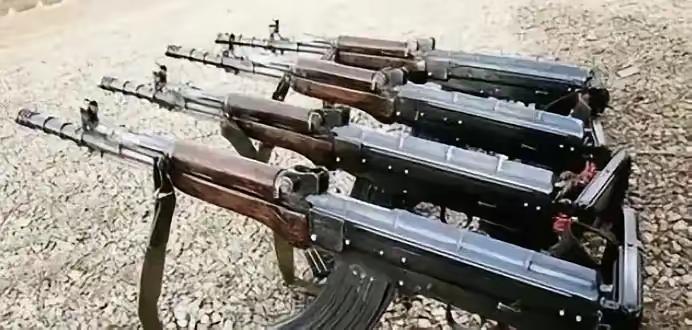 1964年工程师赵瑞之在阿尔巴尼亚摸到苏联AKM，看着机匣上的铆钉突发感想：这个