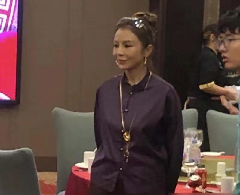 52岁的央视主持人朱迅回婆家了，她现身于衡阳的一家酒店，是为了参加亲友的生日宴。