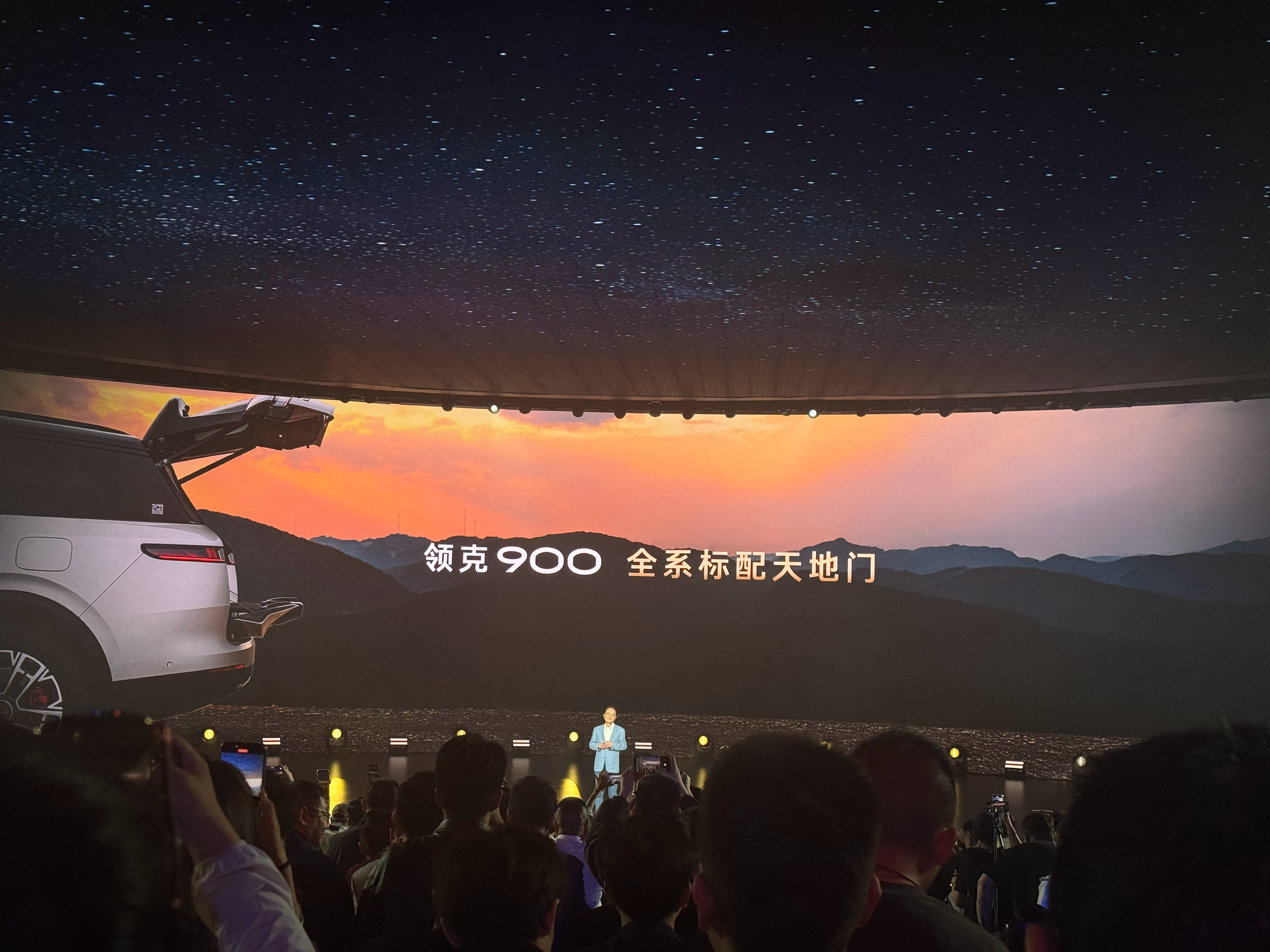 领克900沙发能旋转，冰箱知冷暖，空间还贼大！这就妥了！领克900重新定义家庭大