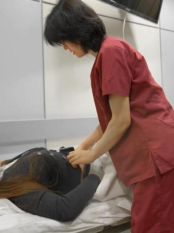 耻骨 大腿根像遭了电击，又像骨头裂开似的。“王医生，我实在撑不住了。夜...