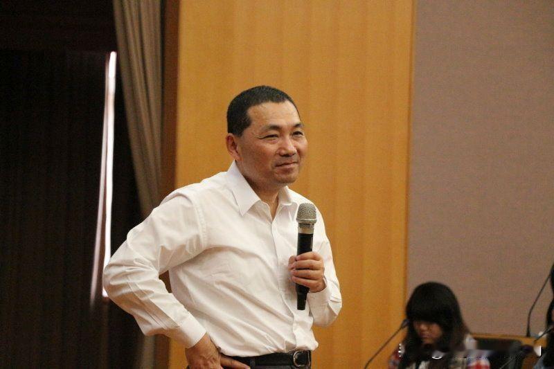 侯友宜继续表现出“和稀泥”的作风，没有一点儿斗争精神，和卢秀燕的转身就走没有本质