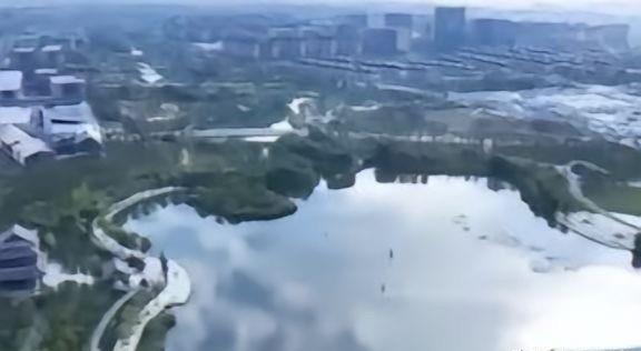 9年前，中国曾投入了5100亿，建设了一个面积相当于三个纽约市的新城，那就是雄安