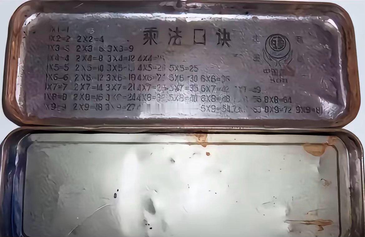 我说实话吧上小学一年级的时候笔盒就这样🌚然后等到三年级的时候换了个特别牛的笔
