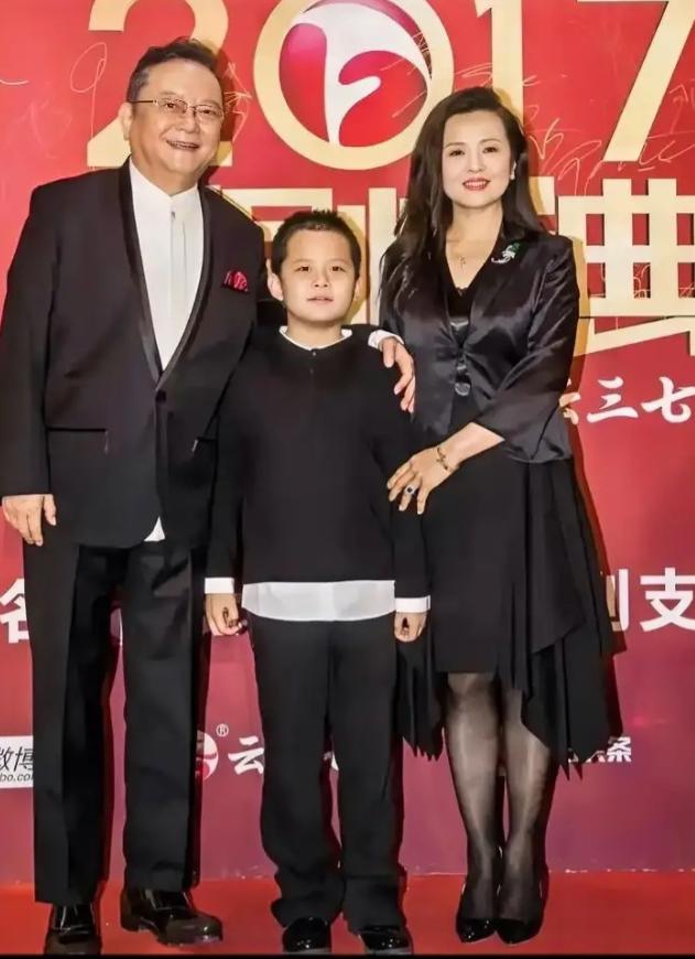77岁的王刚，60岁的时候得了一子，本以为晚年可以安享清福，没想到现在17岁的儿