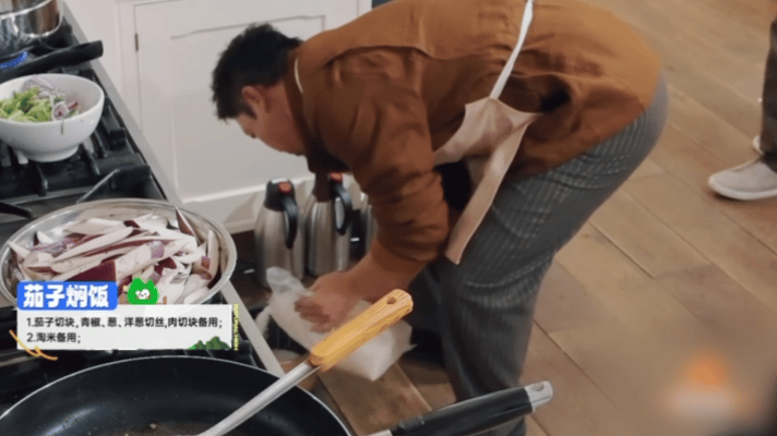 陈伟霆爆改东北人只需贾冰一顿饭方言教学不敌一桌东北菜！陈伟霆吃贾冰做的菜秒沦陷