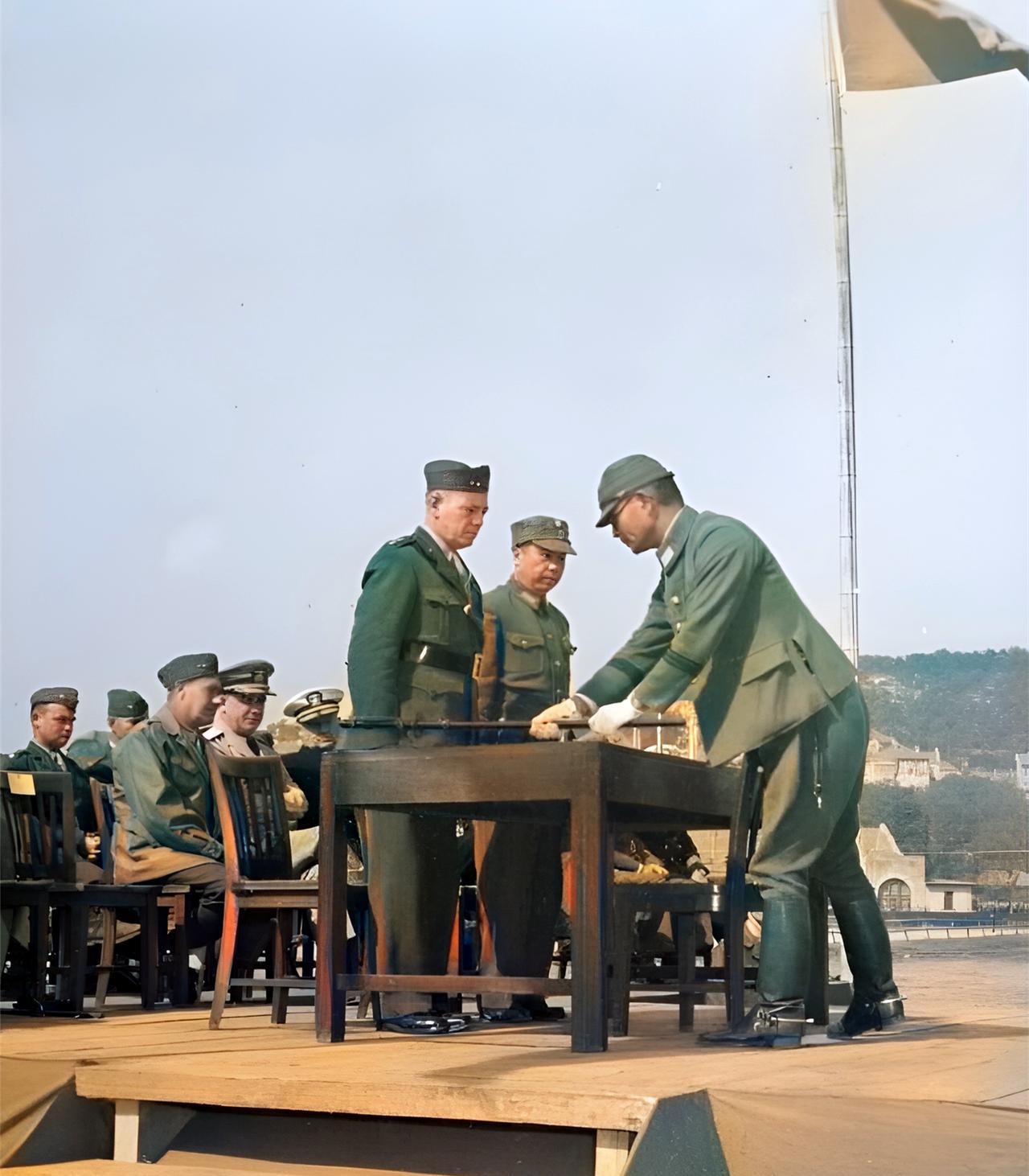 这是1945年10月25日陈宝仓将军在青岛汇泉路跑马场上举行的受降典礼上接受日军