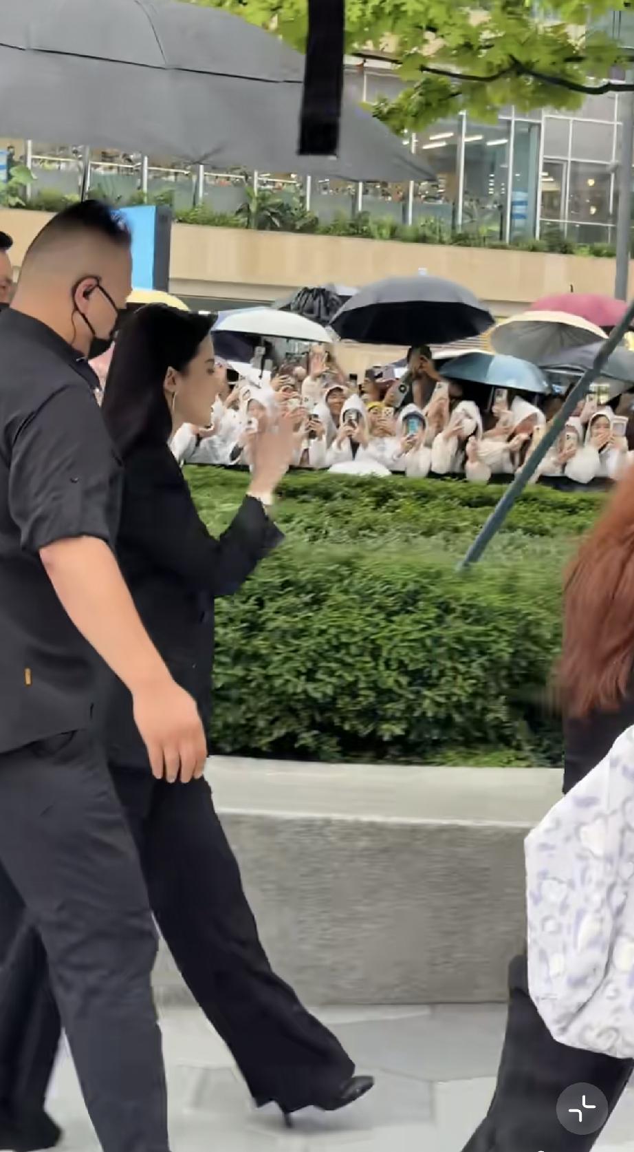 8月18日，刘亦菲在成都参加活动，脚上的高跟鞋挺土气的，显得年龄大了，好像中年女