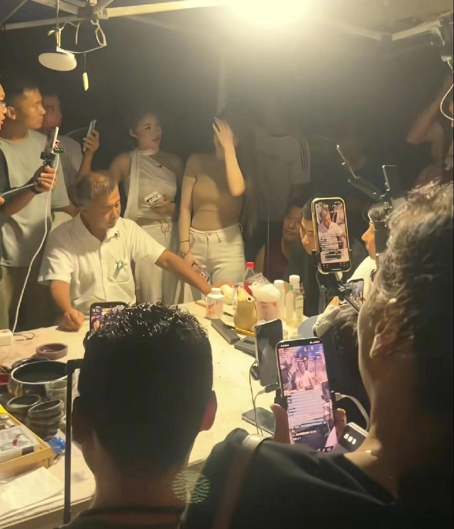 新疆女粉丝坐飞机跨越5000公里，专程来看沈巍老师，新疆的姑娘美艳动人，五官立体