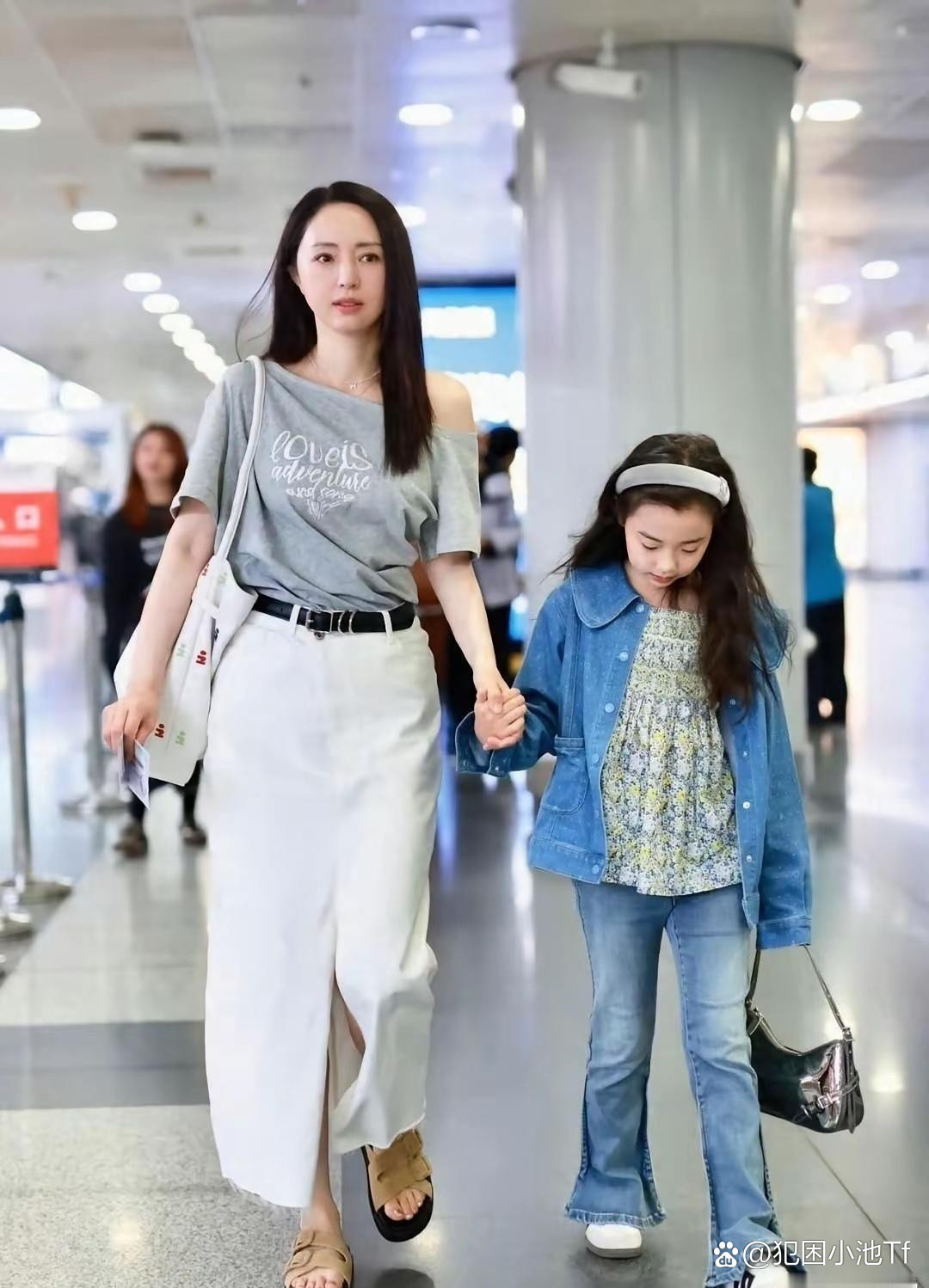 董璇母女俩有一种冷是妈妈不冷，女儿冷