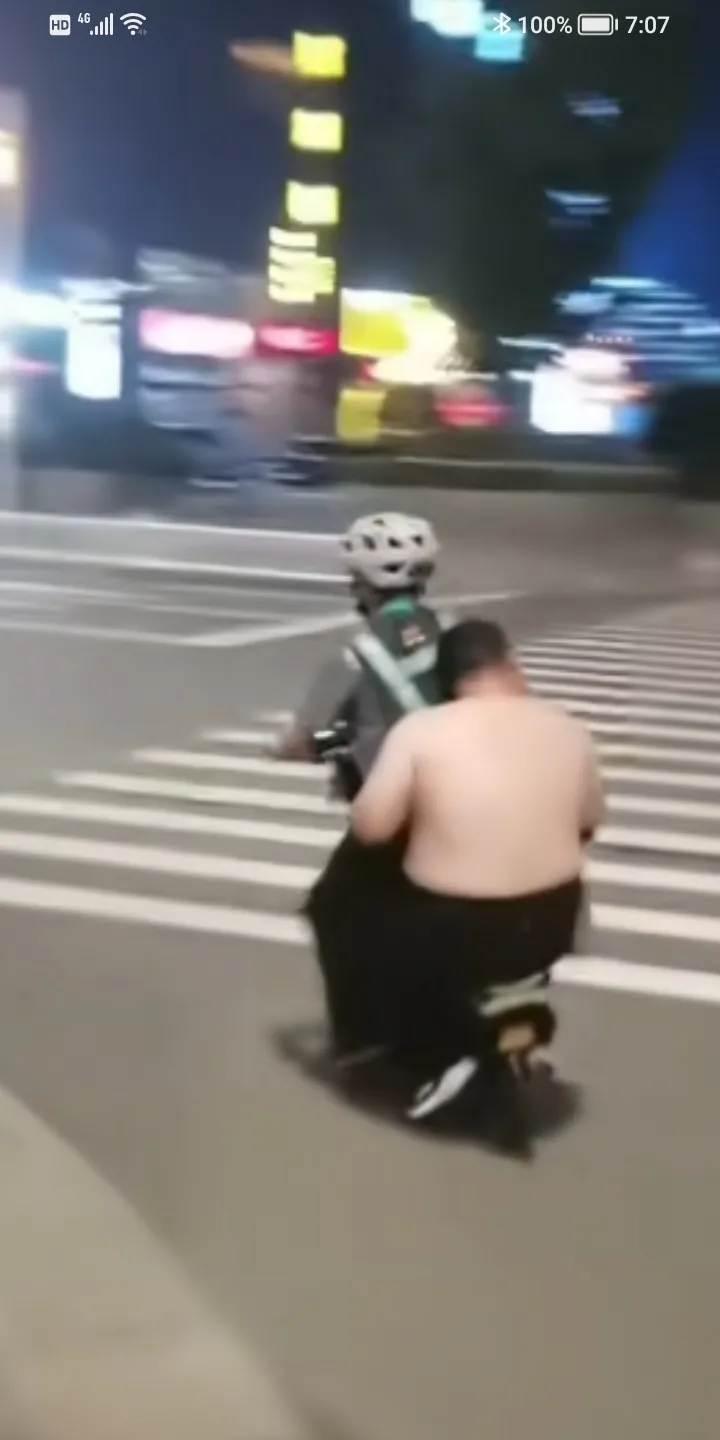 醉汉叫代驾没车，代驾骑电车送人，这事该咋整？前两天网上有个事笑死我了。一个男的