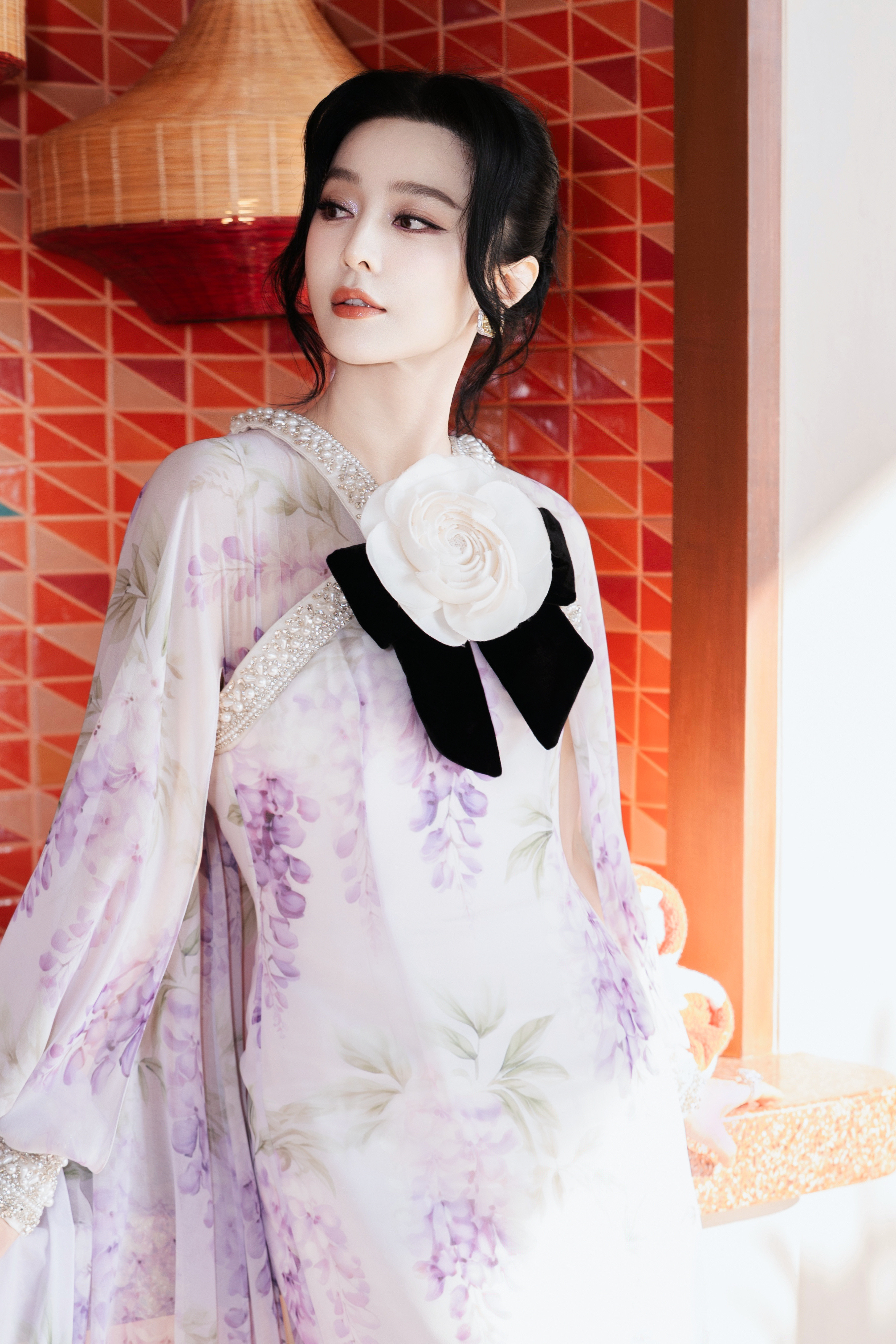 在曼谷艺术馆，范冰冰受邀出席以「ANightintheHealingF