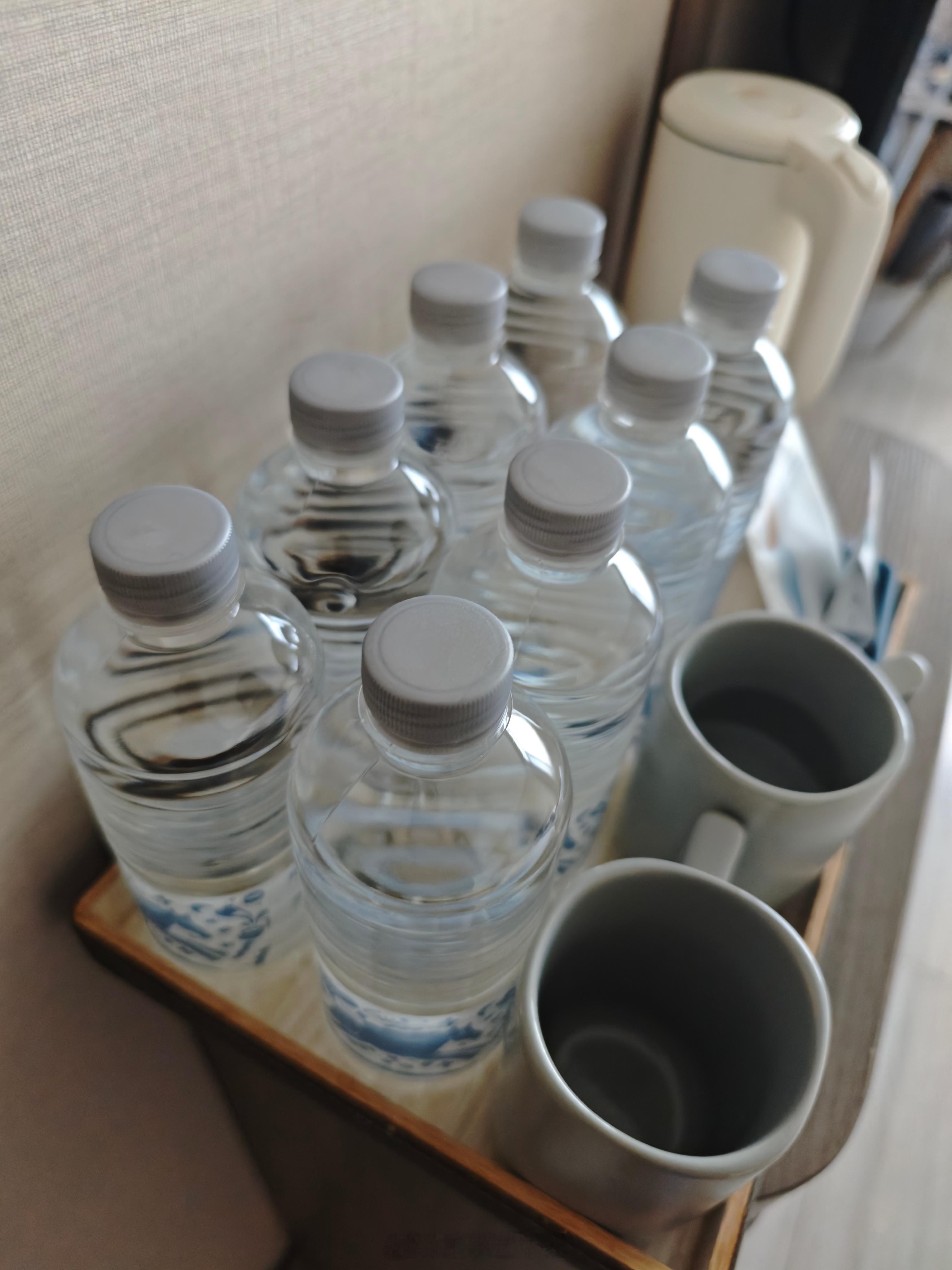 酒店阿姨对我太好了，看来是怕我渴死了[笑着哭]​​​