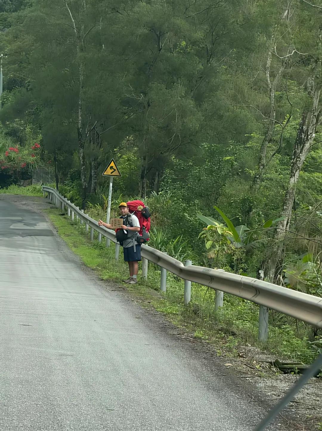 一位自驾游的网友说，路上经常遇到这样的背包客，你们是让他搭车，还是直接开过去？大