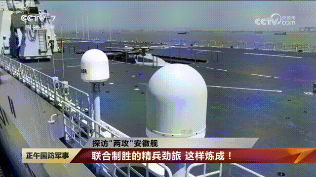 同时提升3架舰载直升机，“安徽”舰的两台升降机进行直升机模型转运训练。