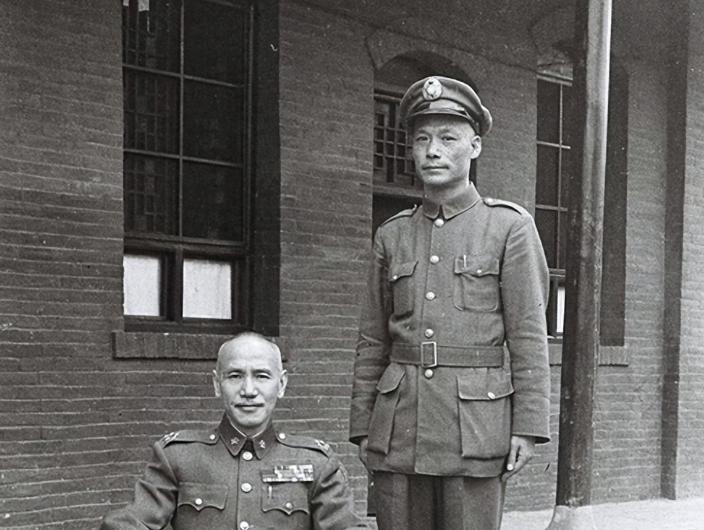 蒋介石笼络人心的两个小手段有：第一：师长以上的军官母亲的生日都记在自已的小本本上