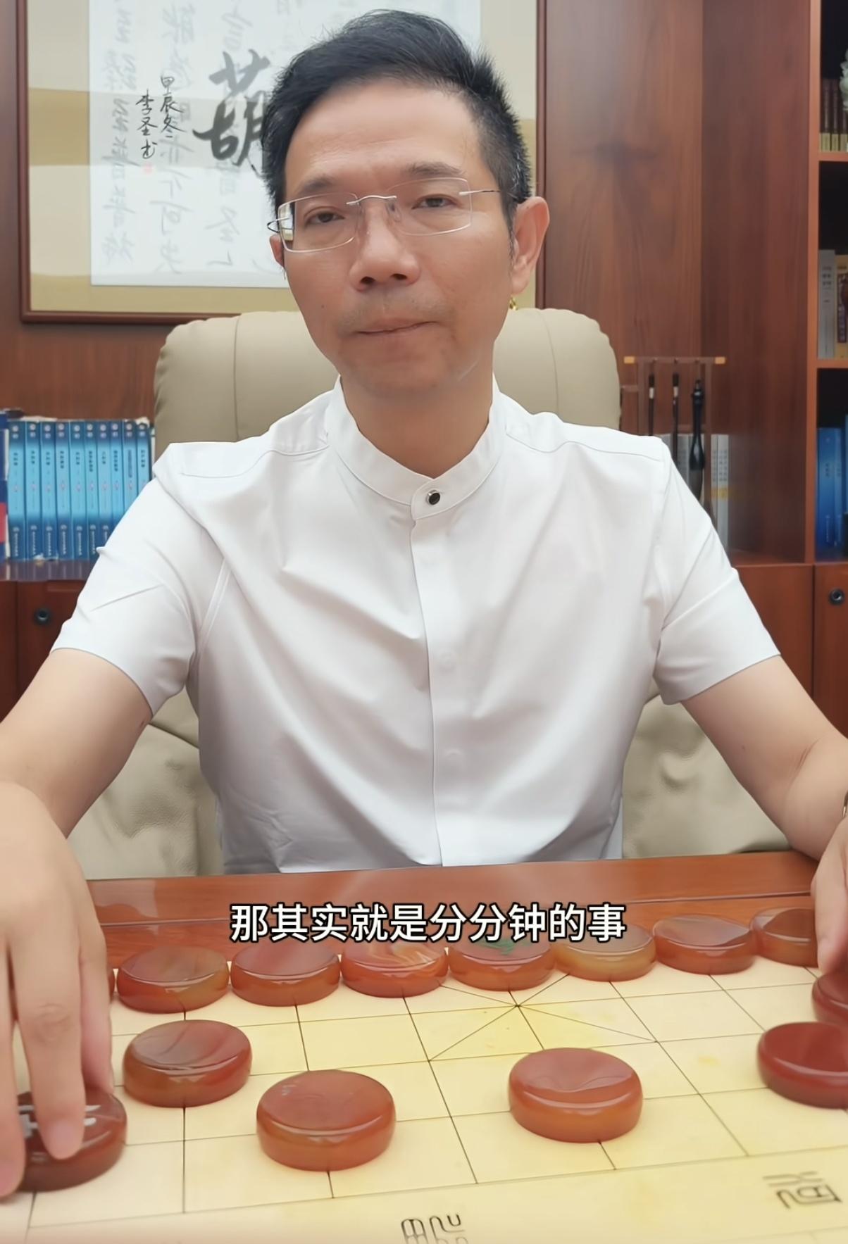 李律说一个女孩子找家方法很多，可以做23魔方，可以人脸识别，可以DNA，只
