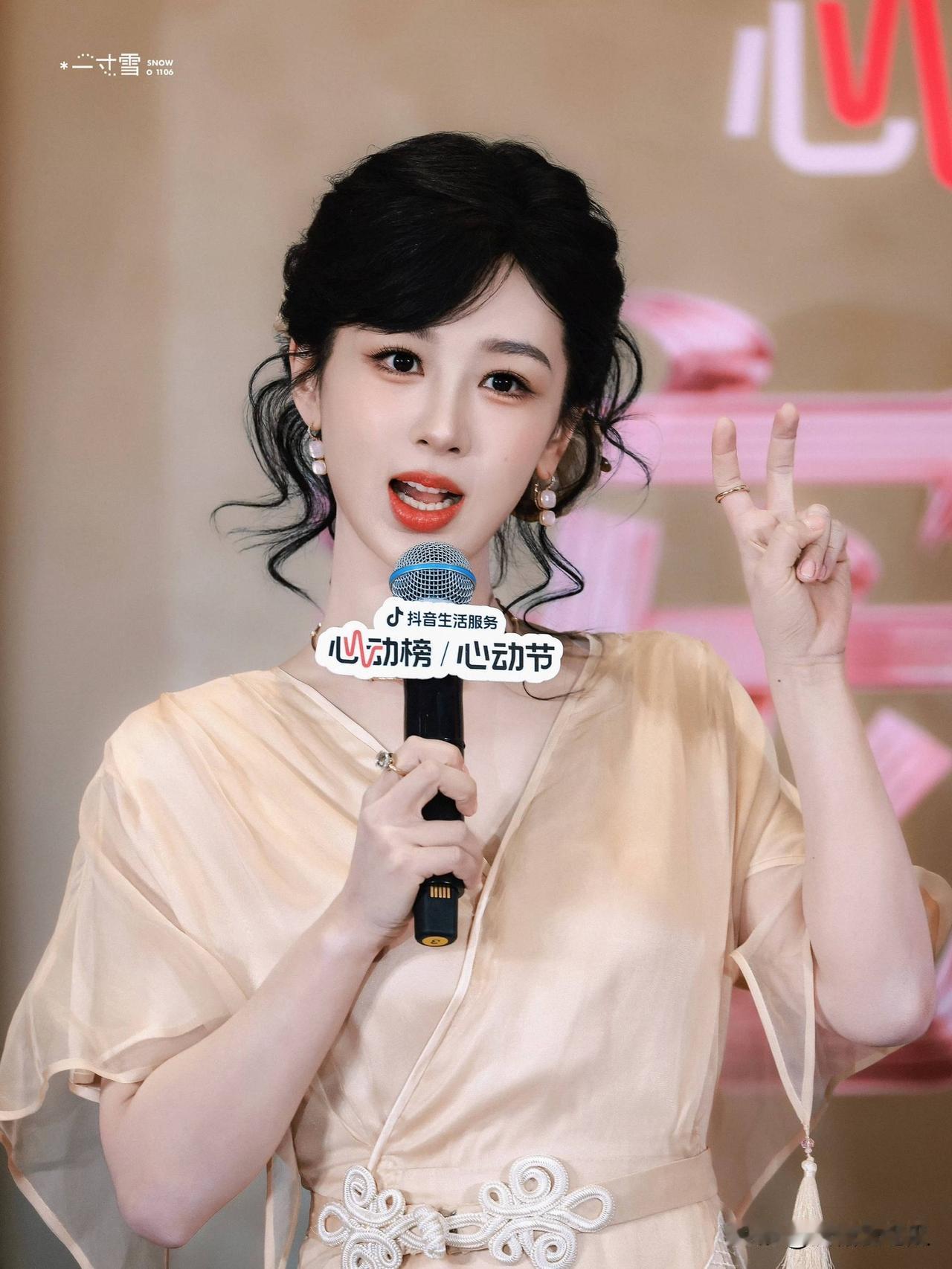 杨紫今天有点偏心哈今天的线下活动太明显了女粉丝叫老公，杨紫乐呵呵的男粉丝叫