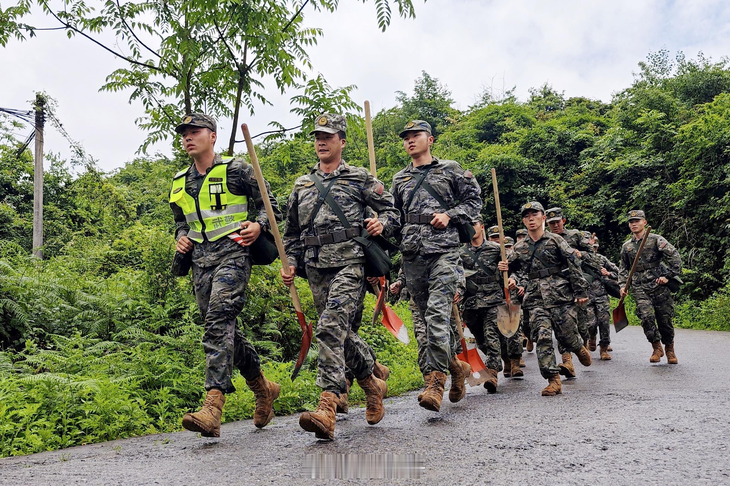 【贵州大方山体滑坡武警官兵紧急驰援】5月22日3时许和9时许，贵州省大方县长石镇
