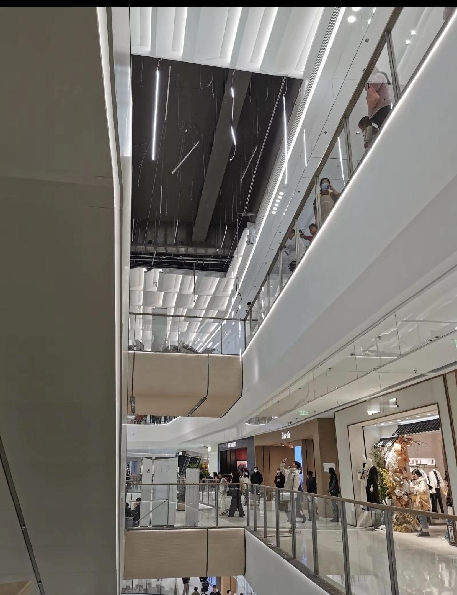 这商场责任人这辈子估计是完了!刚刚装修完没多长时间，就有这么大的坍塌面积，据说