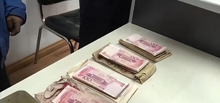 2018年，收废品的李师傅花了5块钱，回收了一只旧煤炉，在他清理煤炉时，却意外的