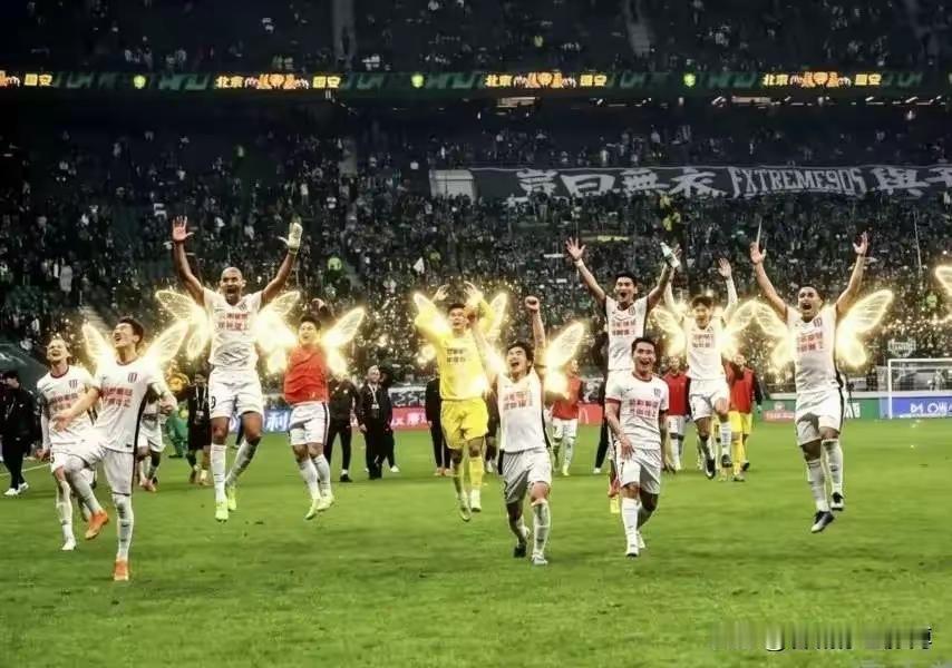 哈哈，“嗡嗡嗡”的梗还在扩散！看网友P的成都蓉城这群在春暖花开时节尝到甜头的蜂子