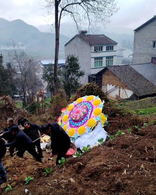 赌博害死人！大年初二镇里传出揪心事：26岁上门女婿在茶楼玩二八杠，一夜间输光万元