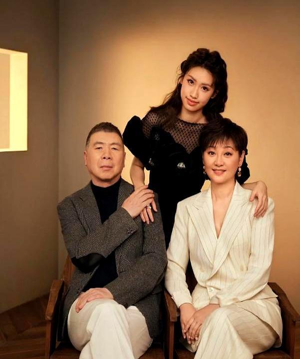 前阵子还在说徐朵跟徐帆不亲的人，脸都疼了吧。1月华伦天奴活动上，徐帆好几次