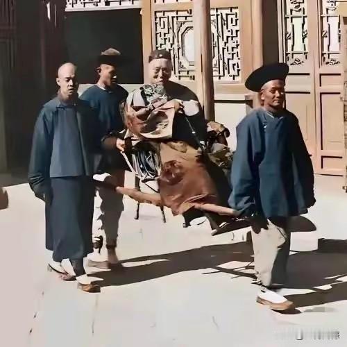 李鸿章坐的这个东西，严格一点说，这不应该叫轿子，因为这东西太简陋了，就是用两根木