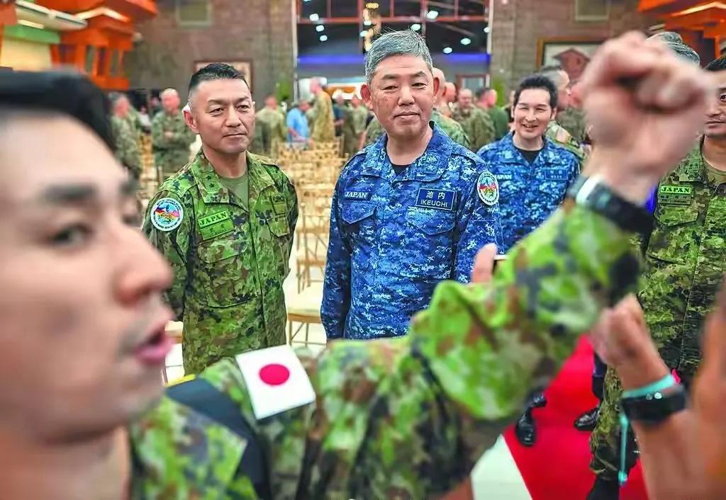 最近国际局势特别紧张，七个国家联合起来，在中国周边举行大规模军事演习，派出一万七