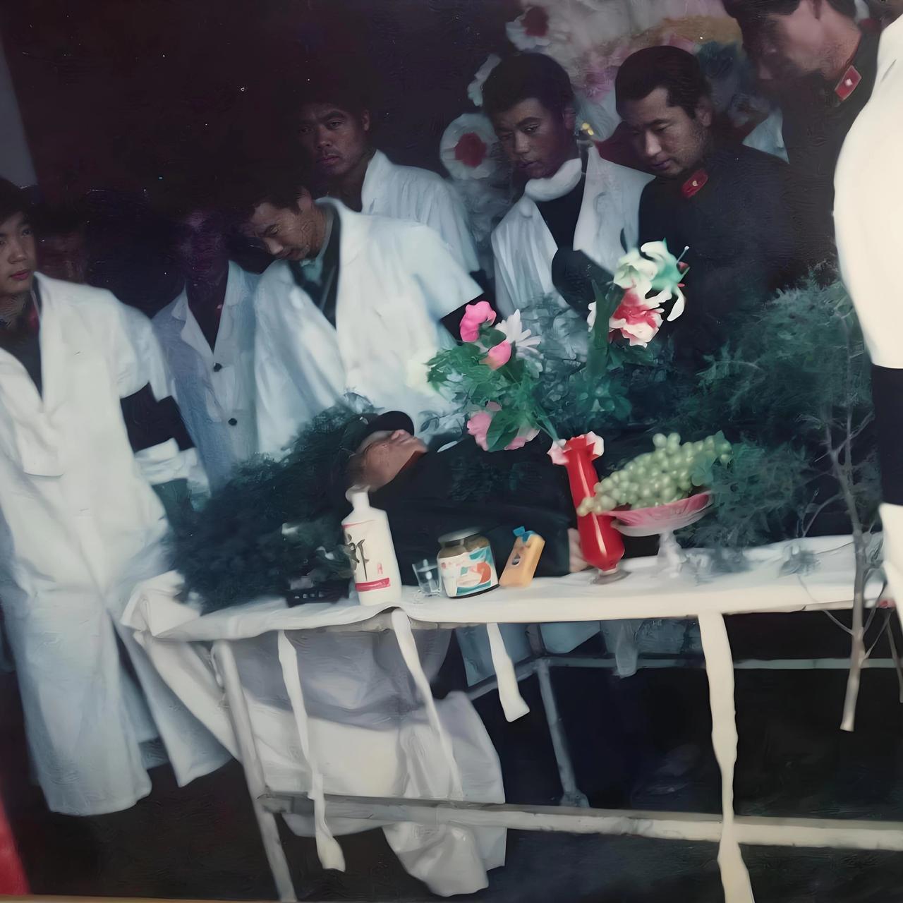 1986年，老山战地医院，赵怡忠烈士的告别仪式上，一张罕见的镜头，从镜头中我们可