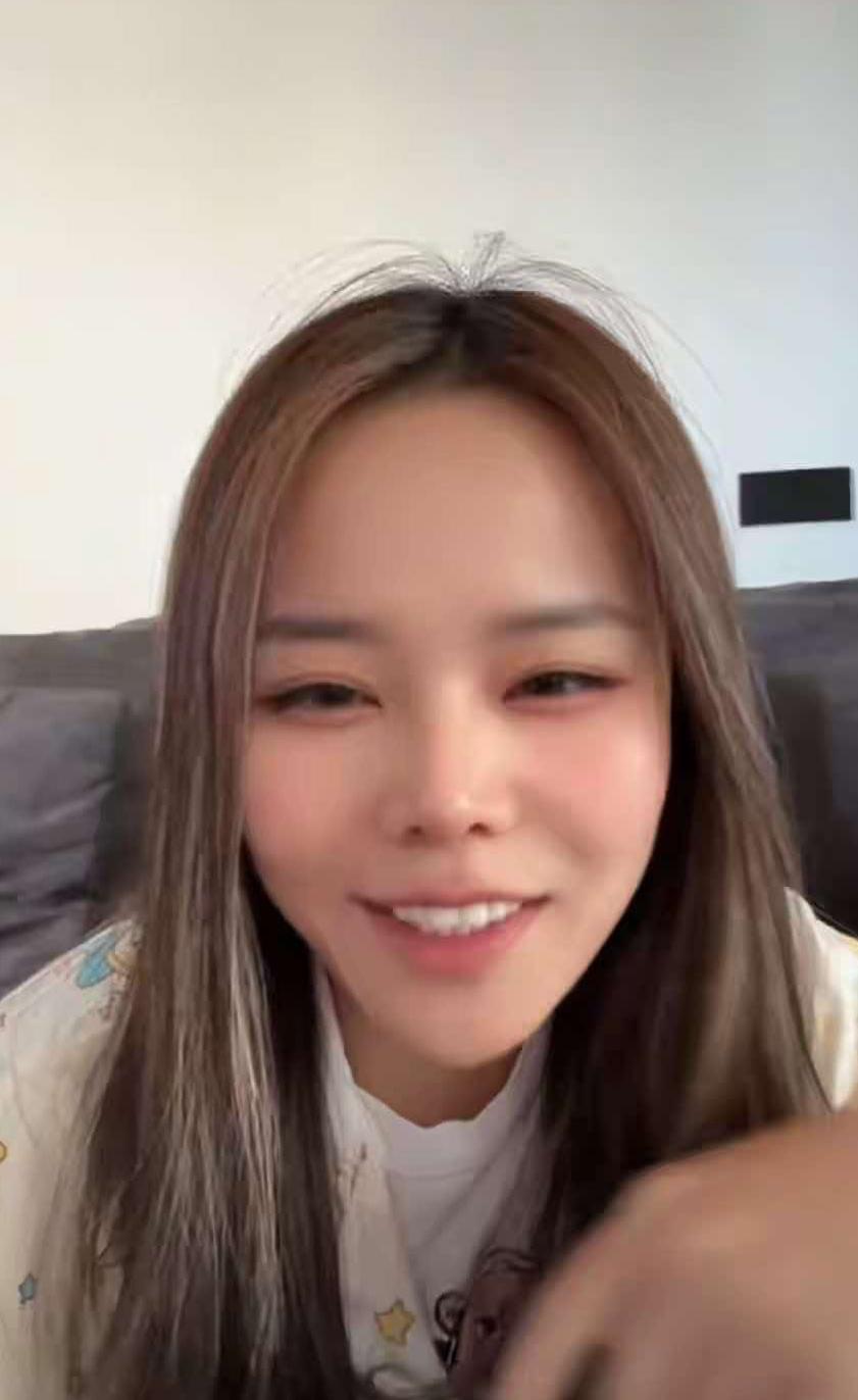 熊磊的儿子要过九岁生日了，一共五桌，娘家人有二十来人，外婆那边的亲人，舅舅舅妈，