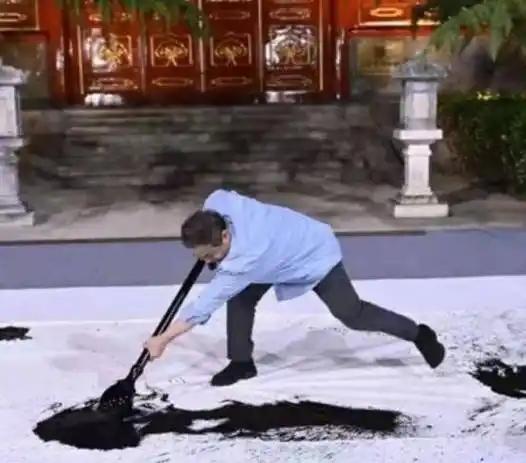 汤家凤怒怼圈内乱象：这玩意也能叫书法？丑化英雄那叫艺术？别糟蹋老百姓的纳税钱了