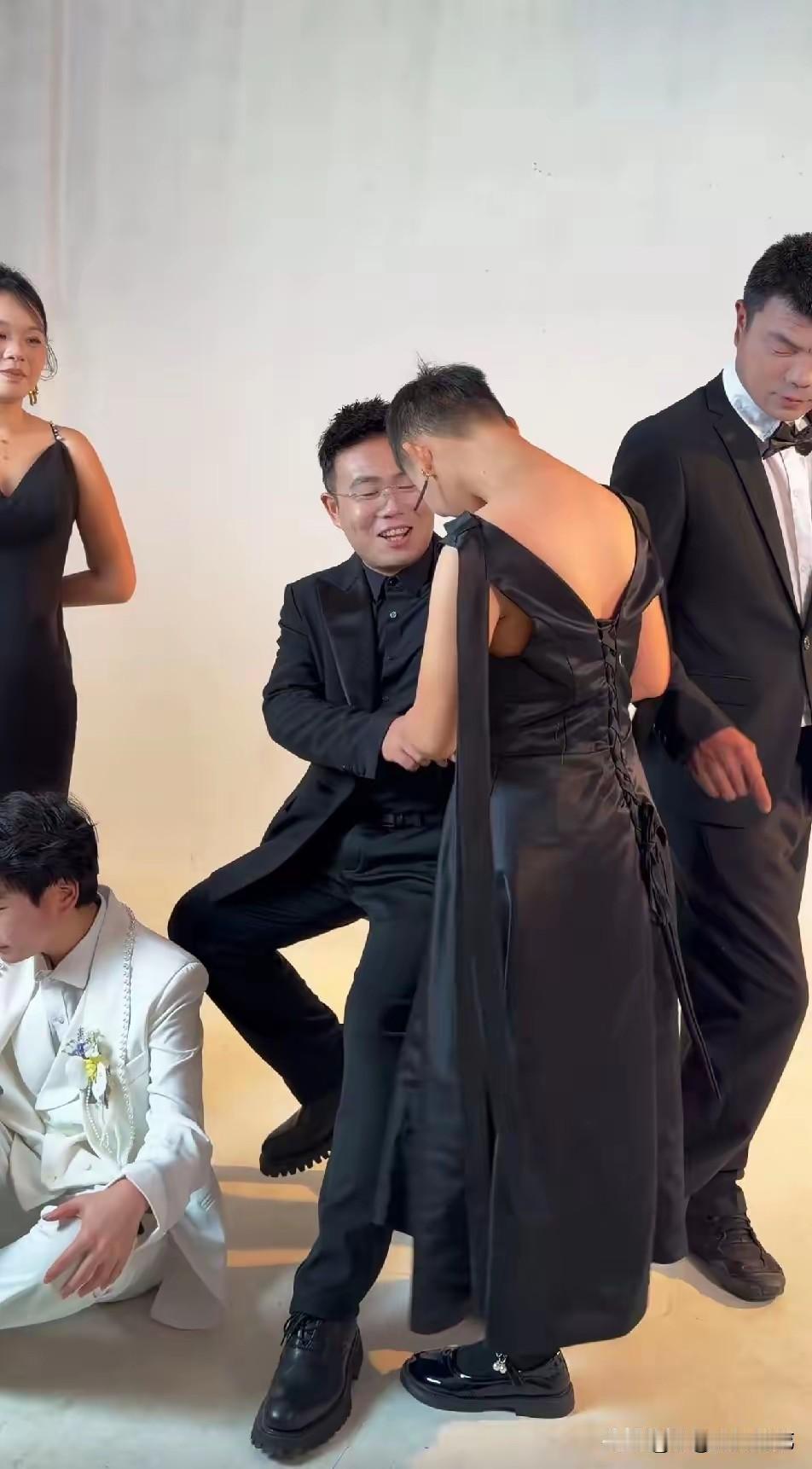 傻梦秋越活越洋气，穿成这样好看吗？我的天哪！亮哥越来越无遮拦，傻子成了大网红，互