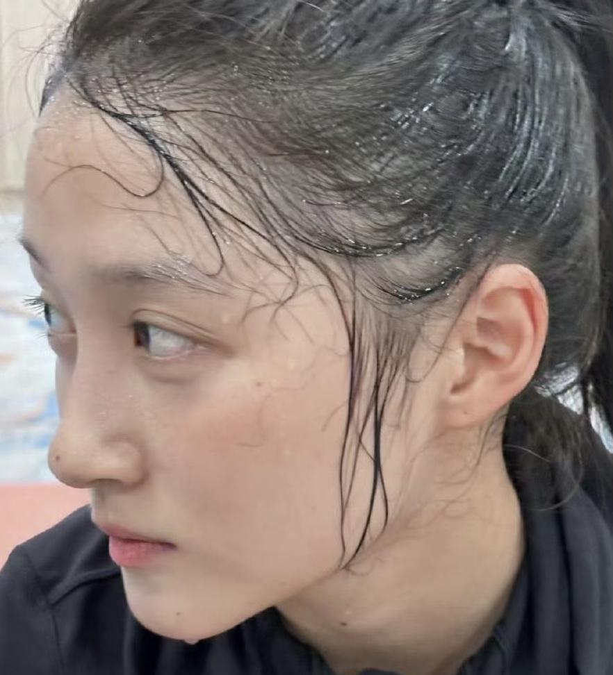 关晓彤素颜大汗淋漓的样子，有种很健康的美！不施粉黛，自然状态，汗流浃背又怎么样！
