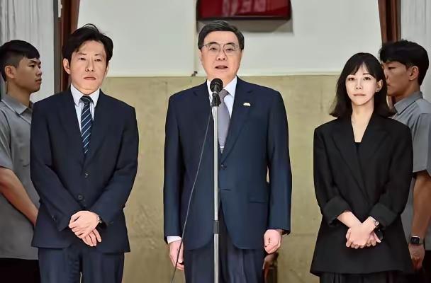 就在刚刚，台“行政院长”卓荣泰发表声明，5月26日，针对黄仁勋公开喊话“台湾