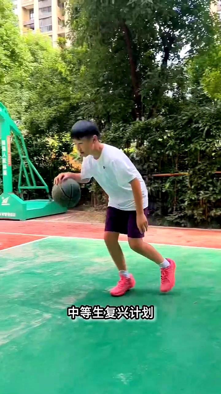 所以对不起，我消失了一整年。七年级开学，我被篮球队、足球队抢着要，却被爸妈摁